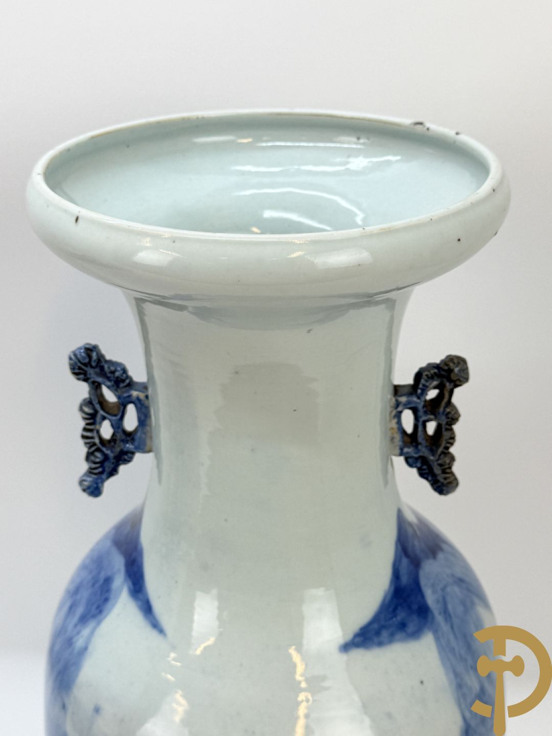 Paar Chinese blauw/wit vazen met geanimeerd huizendecor