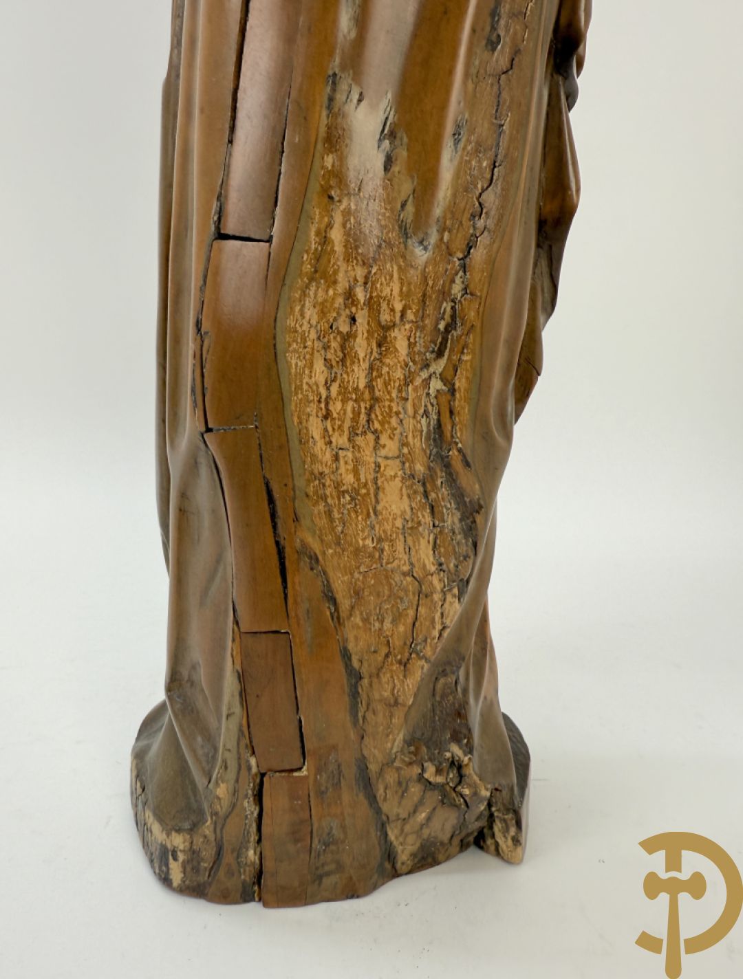 Houtsculptuur van evangelist met zwaard