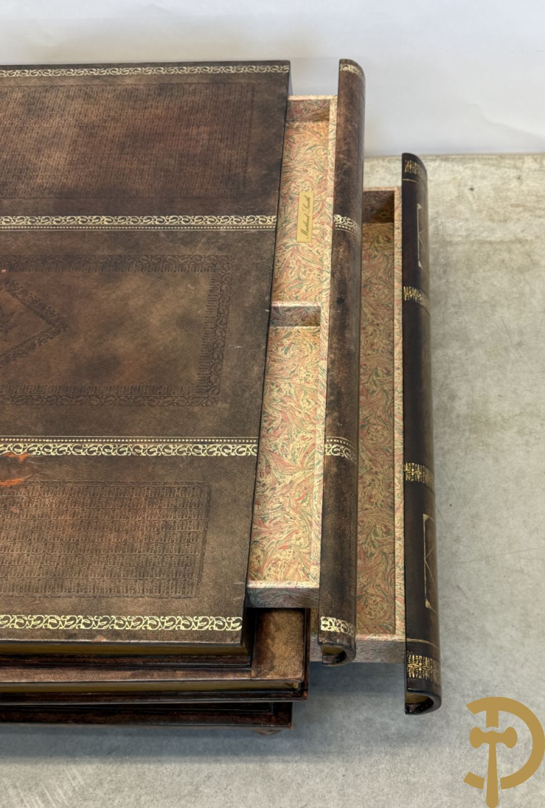 Salontafel met leder bekleed in de vorm van 3 op elkaar gestapelde boeken