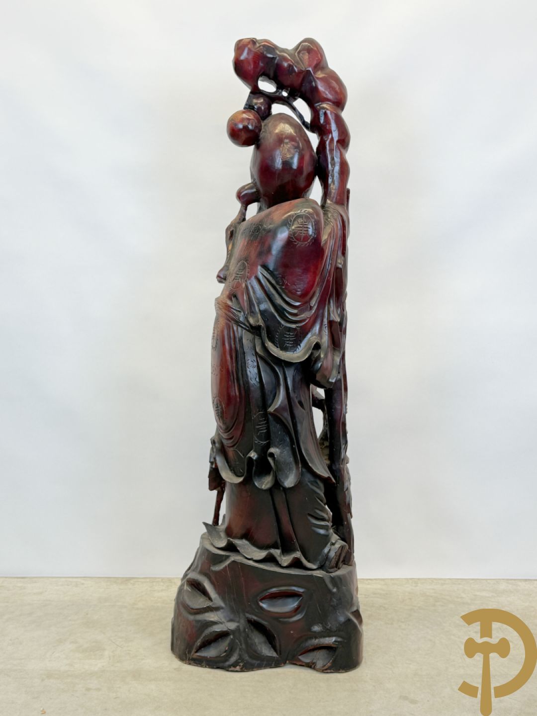 Aziatische houtsculptuur van wijsgeer met staf, vogels en kinderen