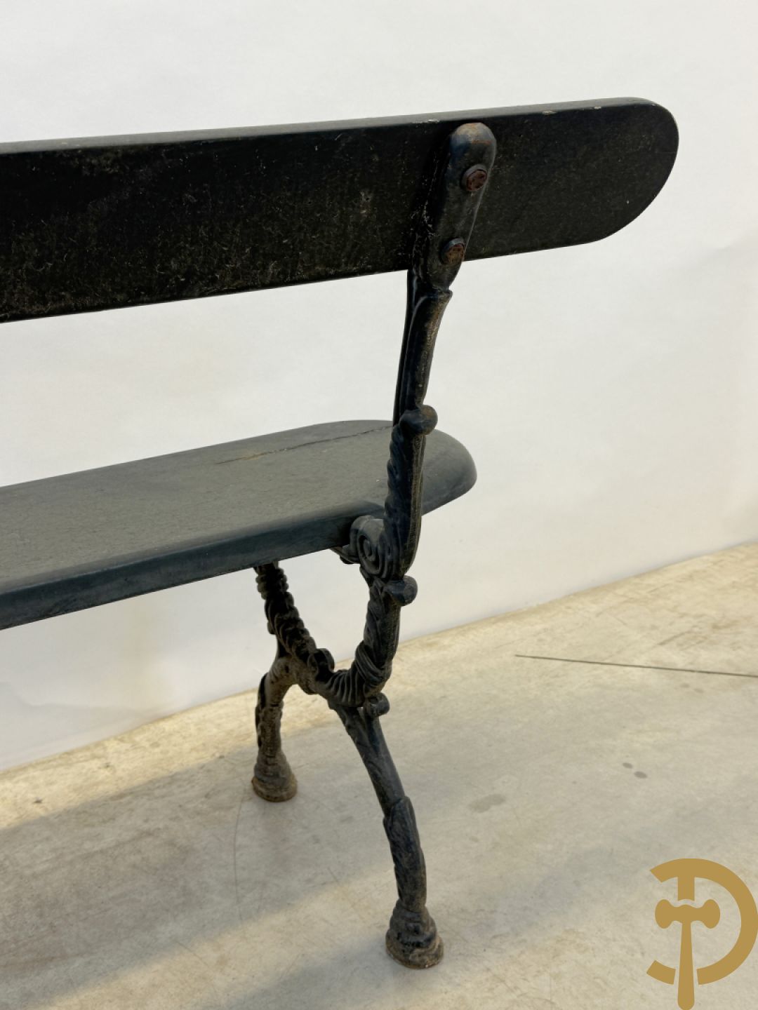 Tuinbank met houten beschilderde zitting en rugleuning op metalen chassis