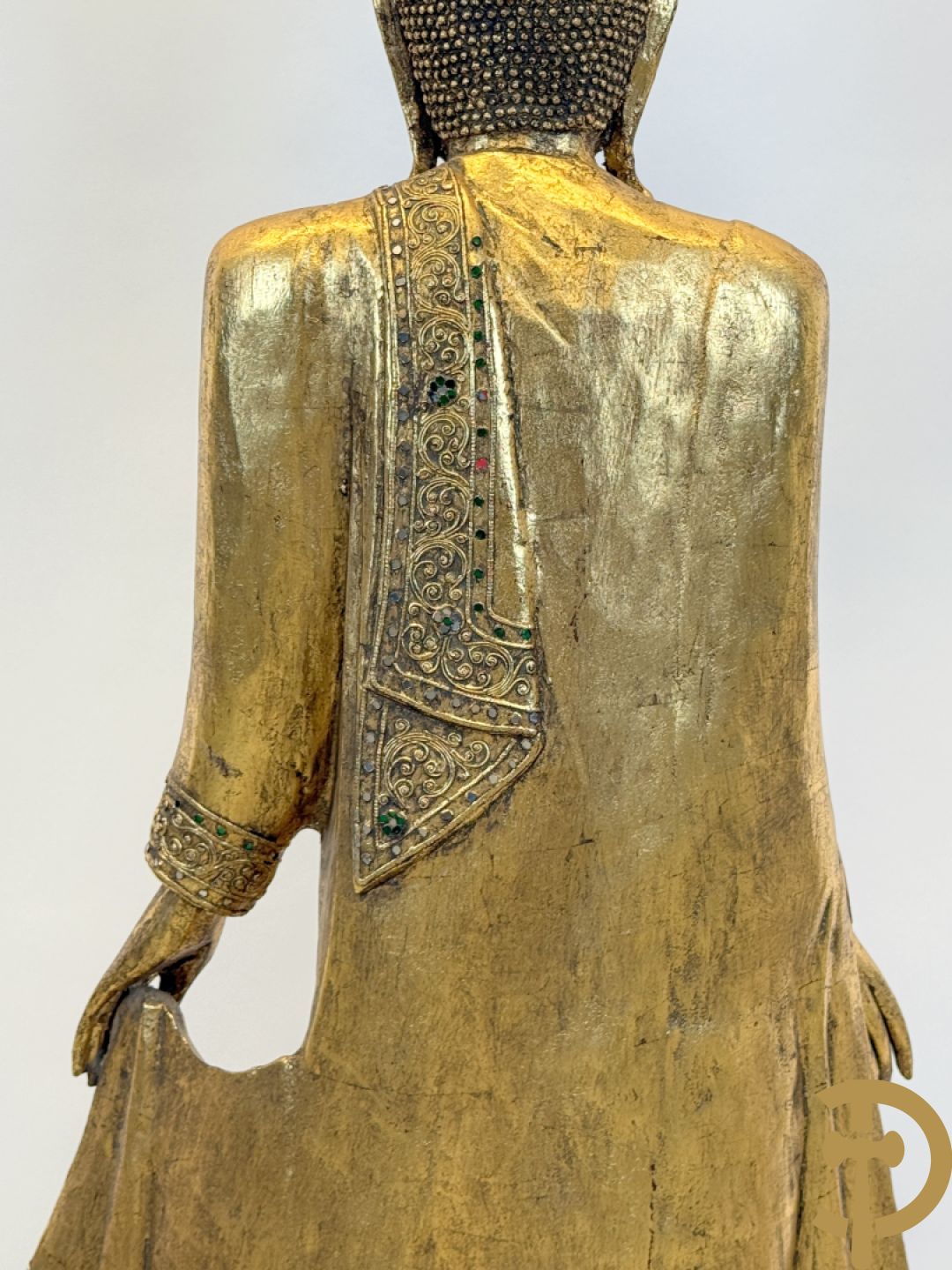 Vergulde houtgesculpteerde staande boedha bezet met spiegeltjes, op sokkel