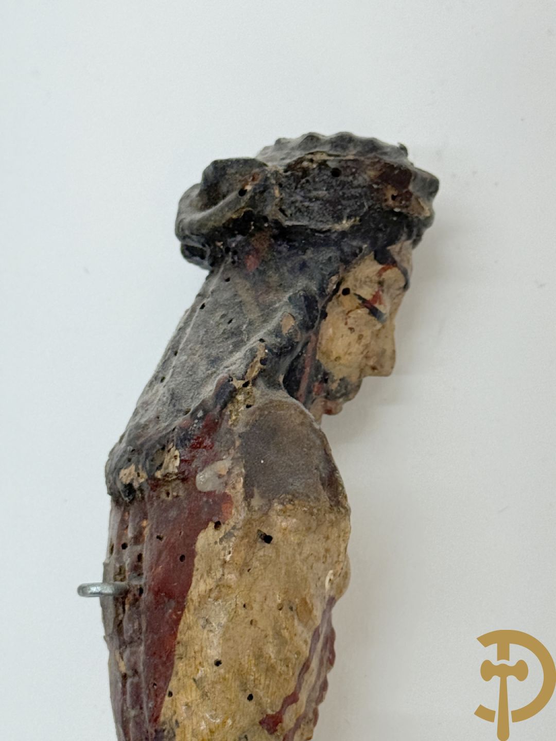 Twee Volkse houtgesculpteerde en gepolychromeerde corpussen, 18e