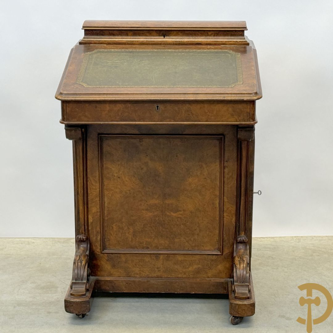 Wortelnotehouten Engels Davenportbureel met klep - zijdelings met deur en 4 ingebouwde lades