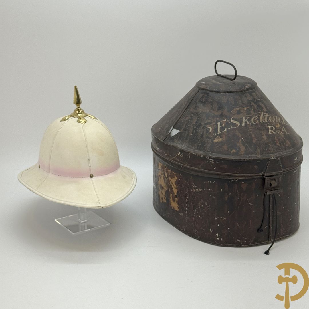 Engelse hoed pitch helm in hoedendoos, Royal Artillerie