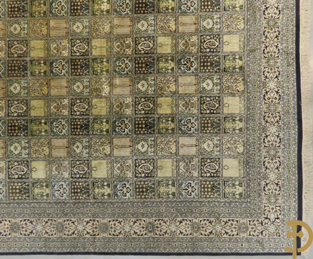 Oosters handgeknoopt tapijt zijde op katoen met patronen