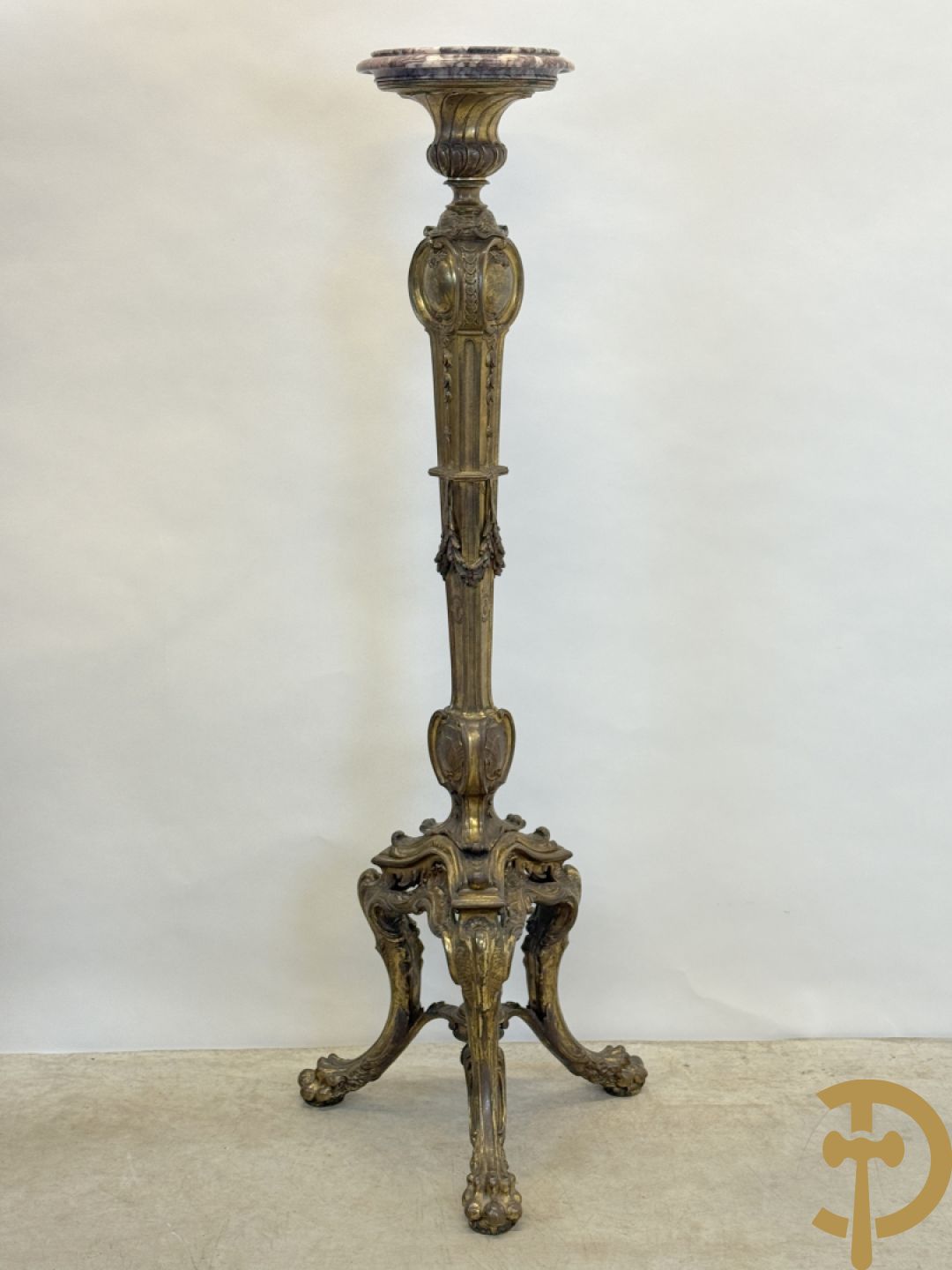 Bronzen staander op drie voluutvormige poten met acanthusranken, bezet met guirlandes en bovenaan met marmeren plateau