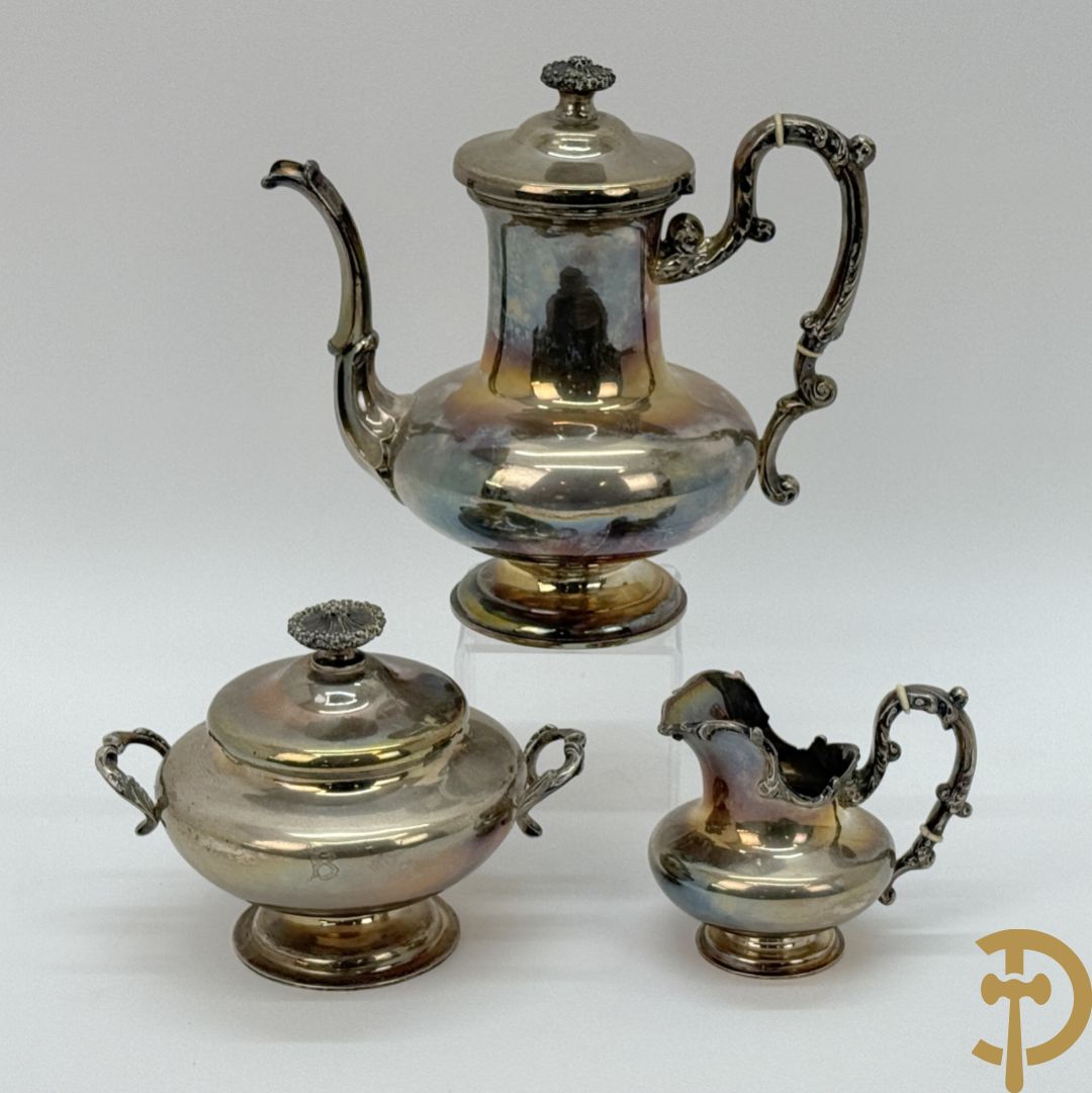 Zilveren koffiekan + bijhorende melk- en suikerpot, Louis XV stijl