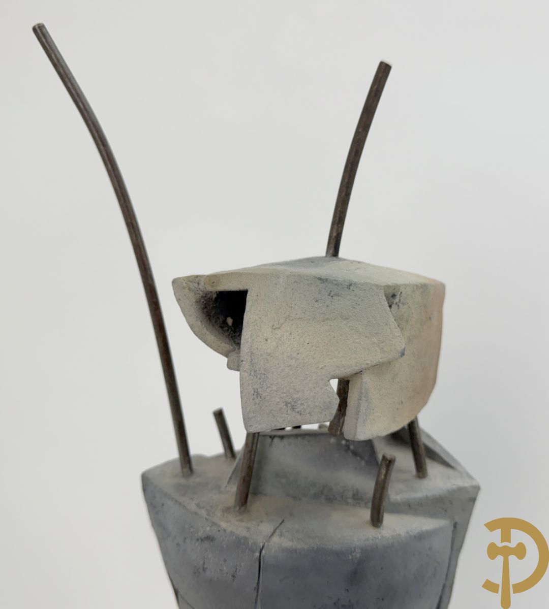 VANDEWEGE Rik getekend onderaan 8816 en 8817 - Twee moderne keramieken abstracte figuren