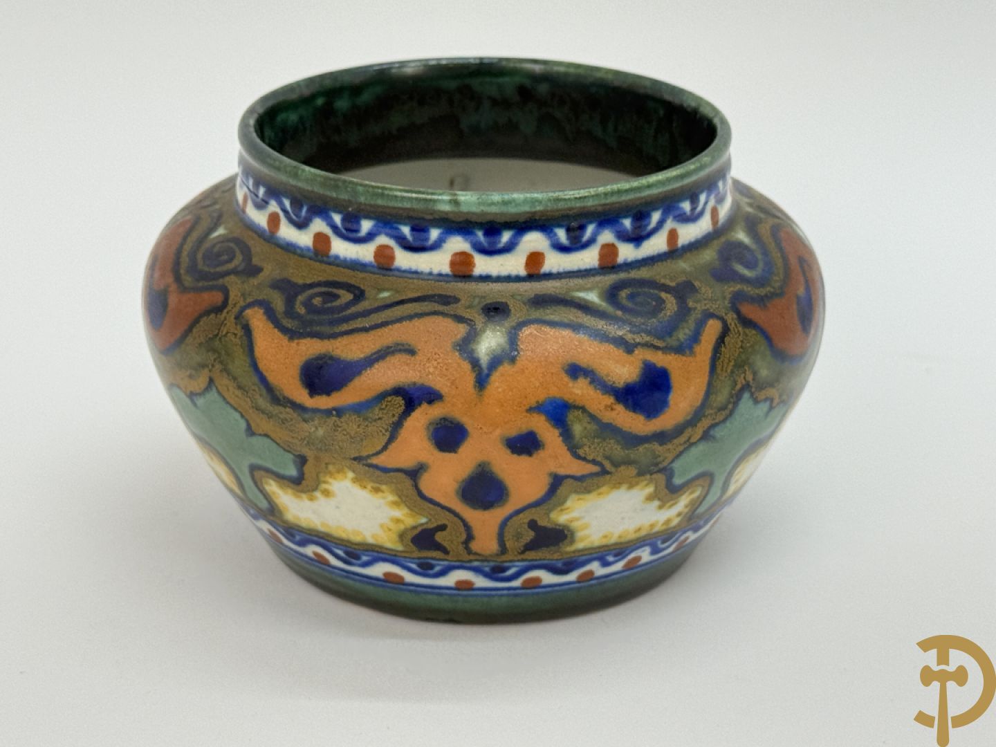 Drie borden in meerkleurige Gouda faience + kandelaar in Gouda faience + 2 vazen in Gouda + bonbonnière Gouda + vaasje Bergen