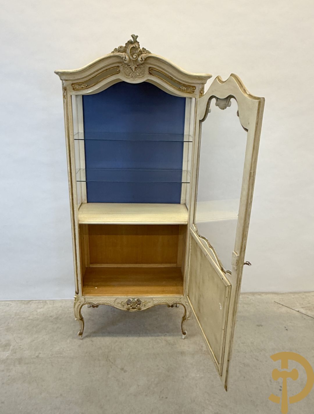 Gemonochromeerde Louis XV vitrine met basrelief van romantische scène