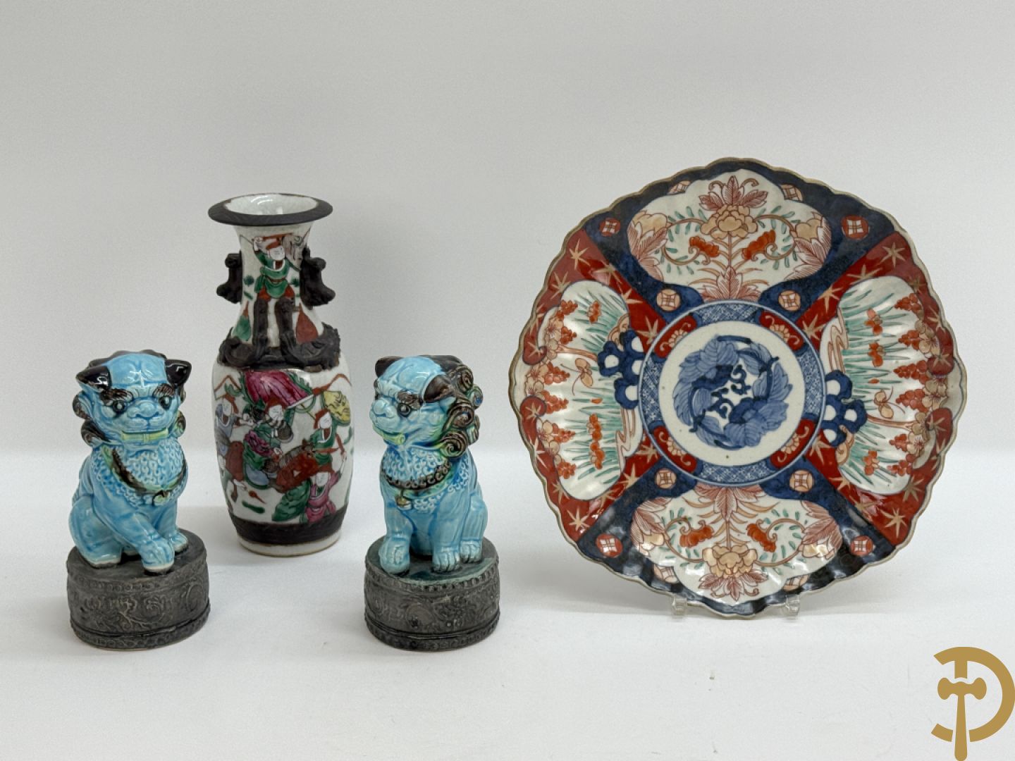 Twee fo-honden, Nankin vaas en Imari bord