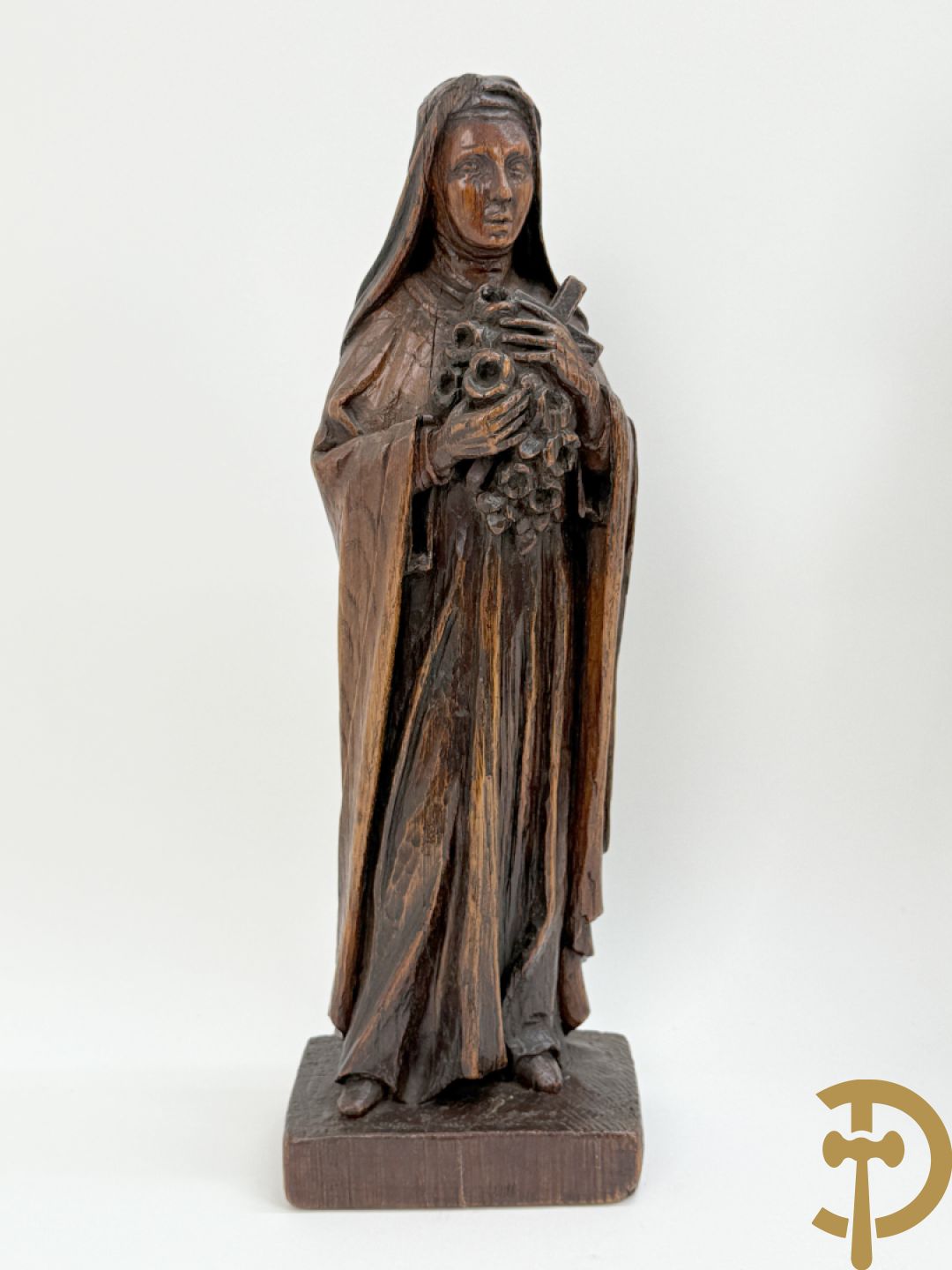 Houtsculptuur van Heilige Théresia Madonna + houtgesculpteerde pater in polyester nis