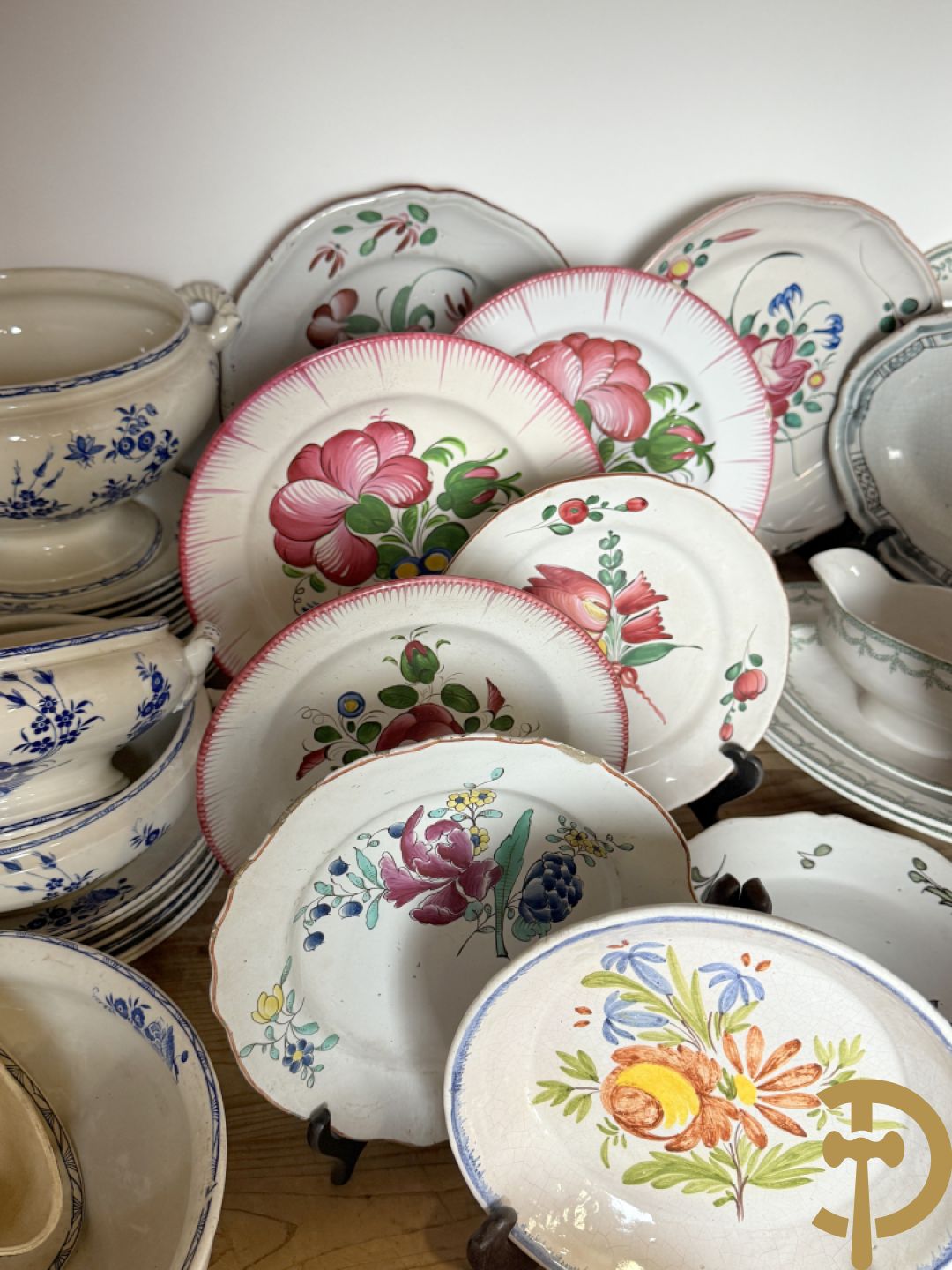 Franse meerkleurige keramieken borden met bloemendecor w.o. Strassbourg + delen van faience servies Grand Boucquet Boch