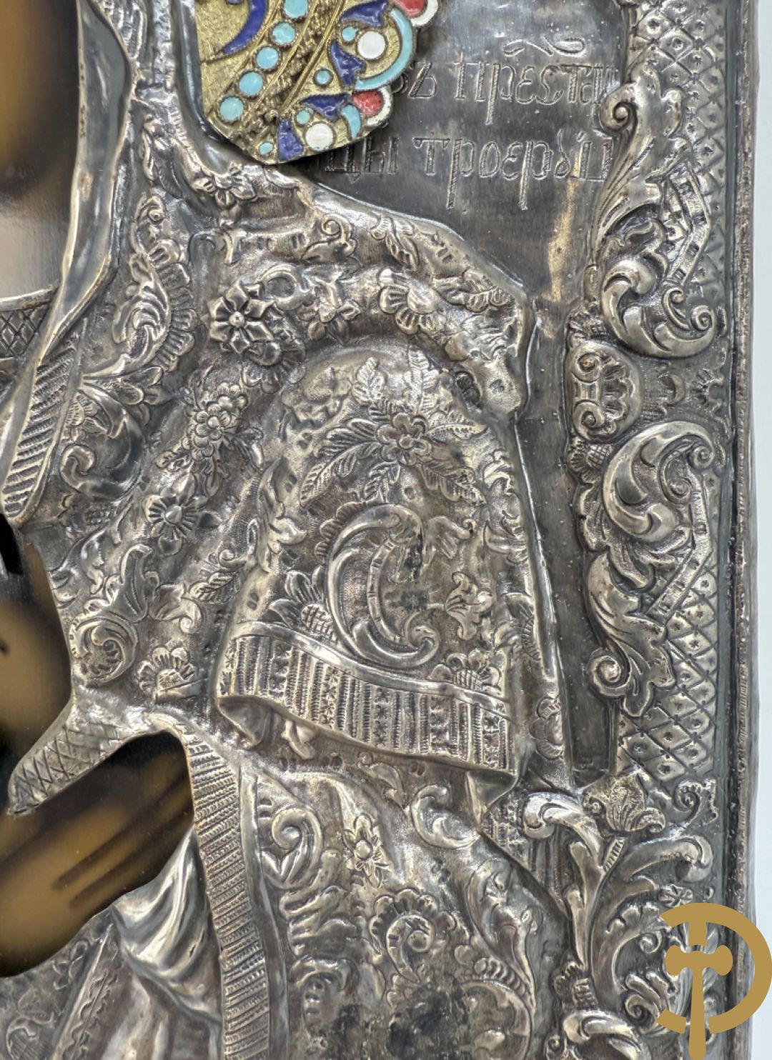 Ikoon met voorstelling van Madonna met kind en verzilverde rizza bezet met email