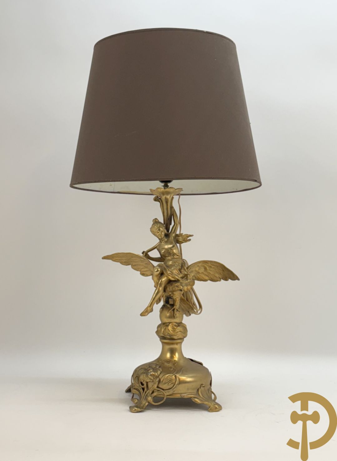 Metalen vergulde lampadaire met dame op arend