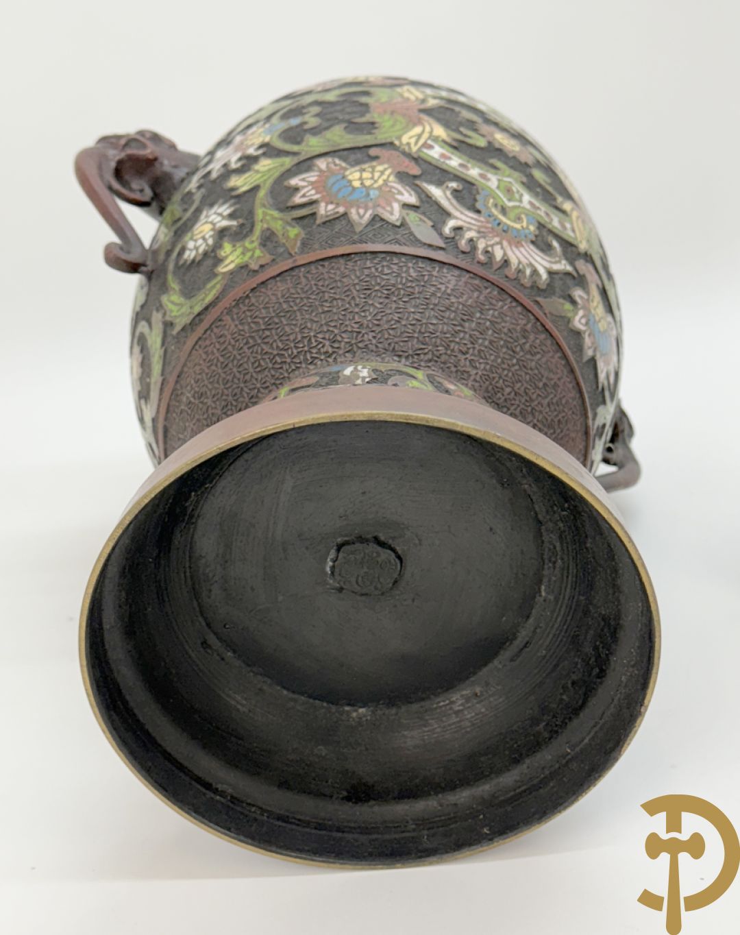 Japanse cloisoné vaas met fo-hond en bloemenmotieven