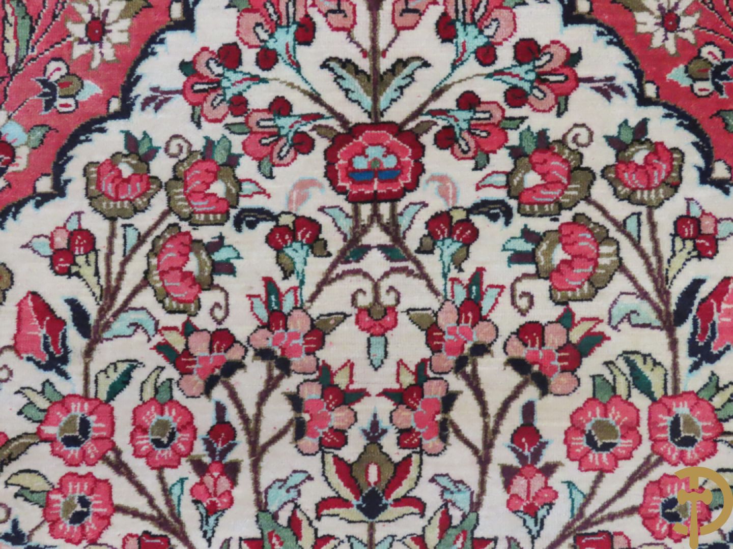 Oosters handgeknoopt tapijt zijde op katoen met bloemenpatronen, vogelmotieven en decor van amfoorvazen + Oosters handgeknoopt tapijt met decor van bloemen en amfoorvaas