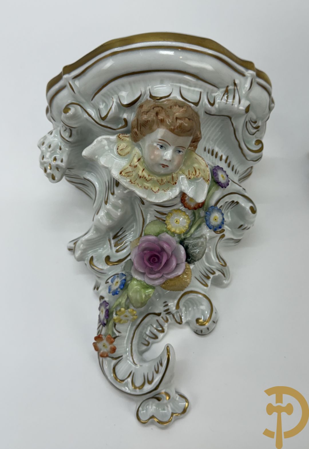 Paar porseleienen consooltjes met cupido