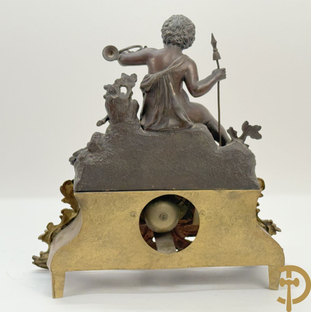 Zamak pendule met accanthusranken en bekroond met cupido met jachthoorn
