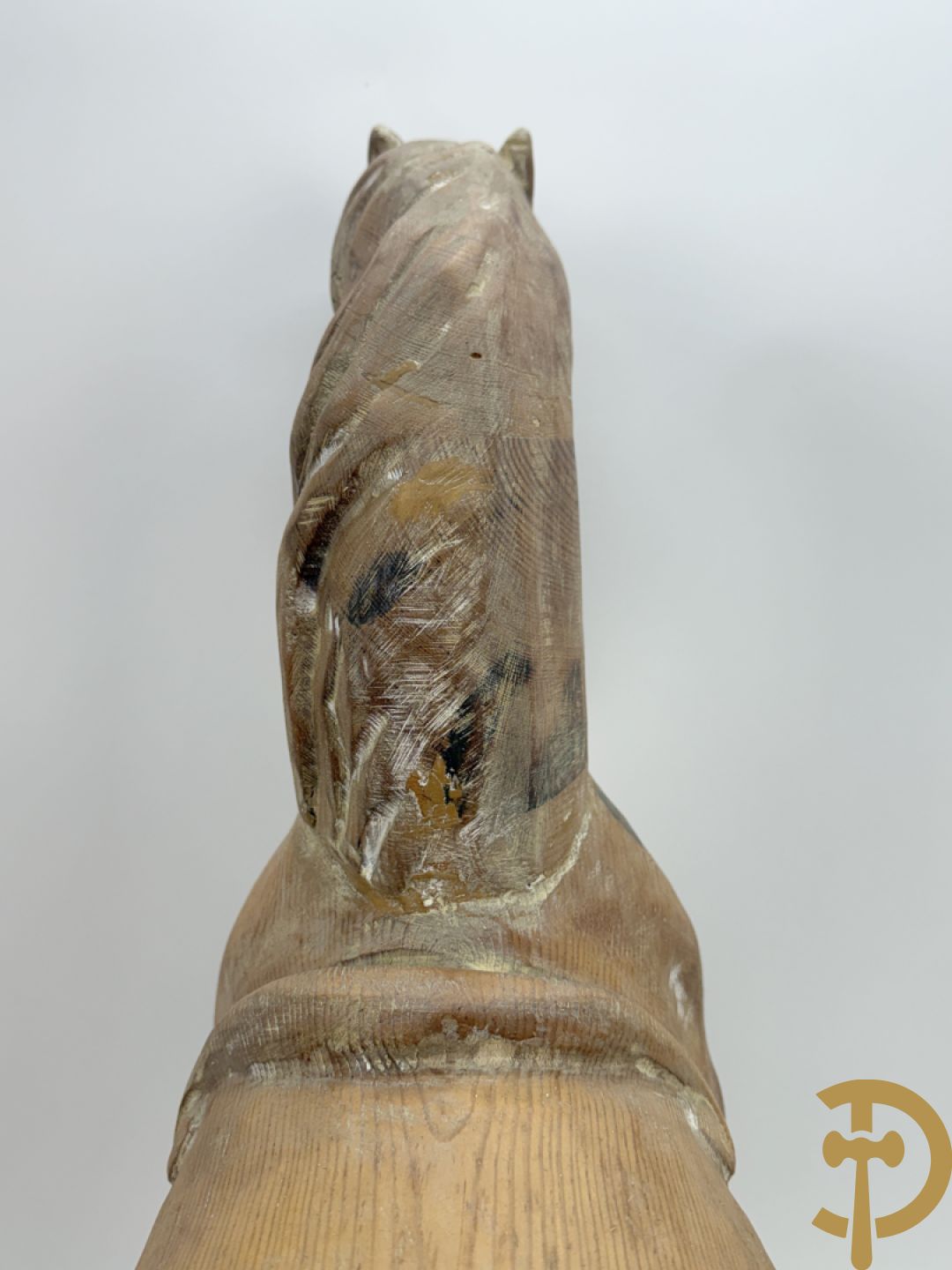 Houtgesculpteerd kinderpaard