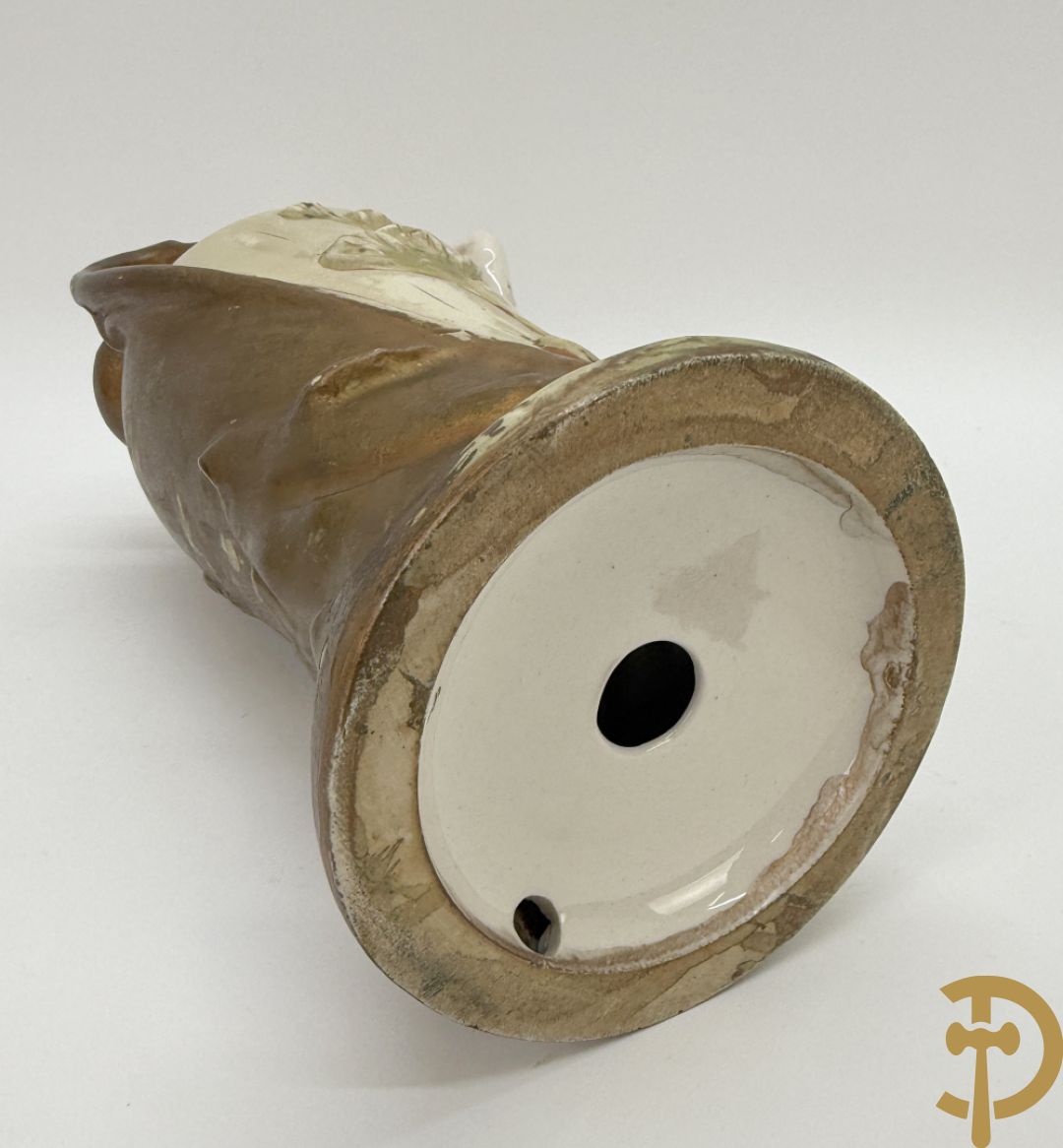 Royal Dux beeld van melkmeisje, onderaan genummeerd 1055 + vaas met zittende dame, Royal Dux stijl