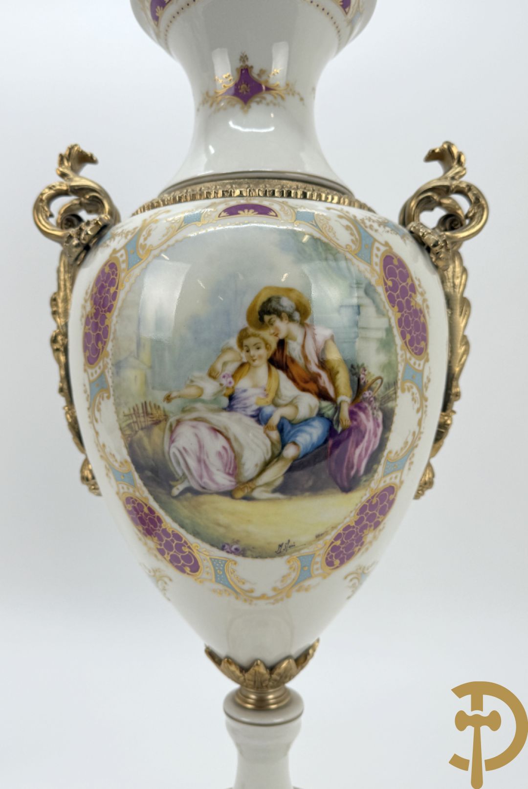 Paar porseleinen Sèvres stijl dekselpotiches met dubbel bedrukt romantisch decor en bezet met bronzen ornamenten