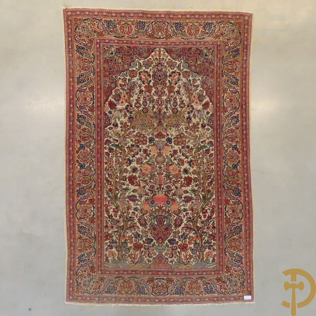Oosters handgeknoopt tapijt Tabriz met amfoor, bloemen en levensboom