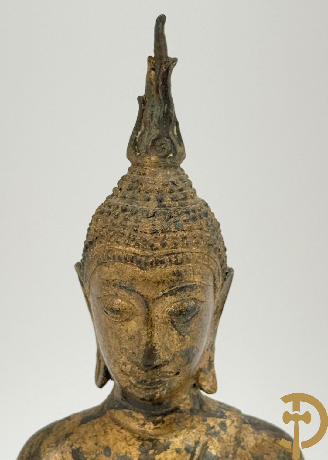 Bronzen zittende boedha in verloren was techniek + fragment van Tibetaans vergulde boedha + bronzen boedhahoofd op houten sokkel