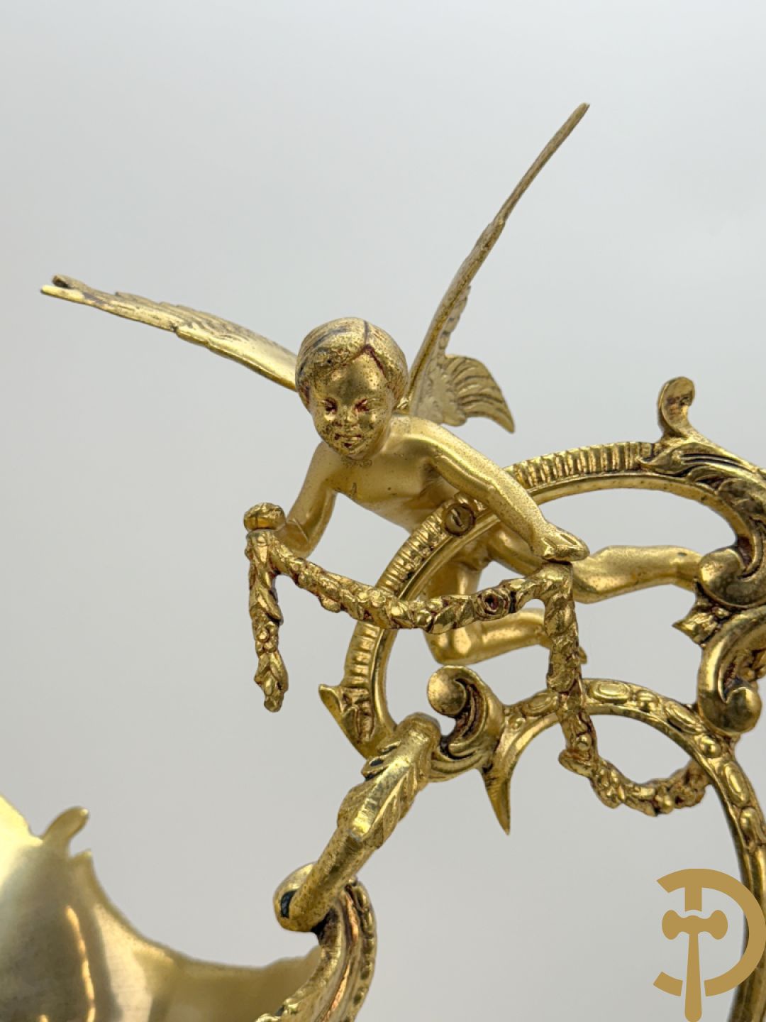 Vuurvergulde bronzen amfoorvaas met basrelief van dame en bezet met cupido