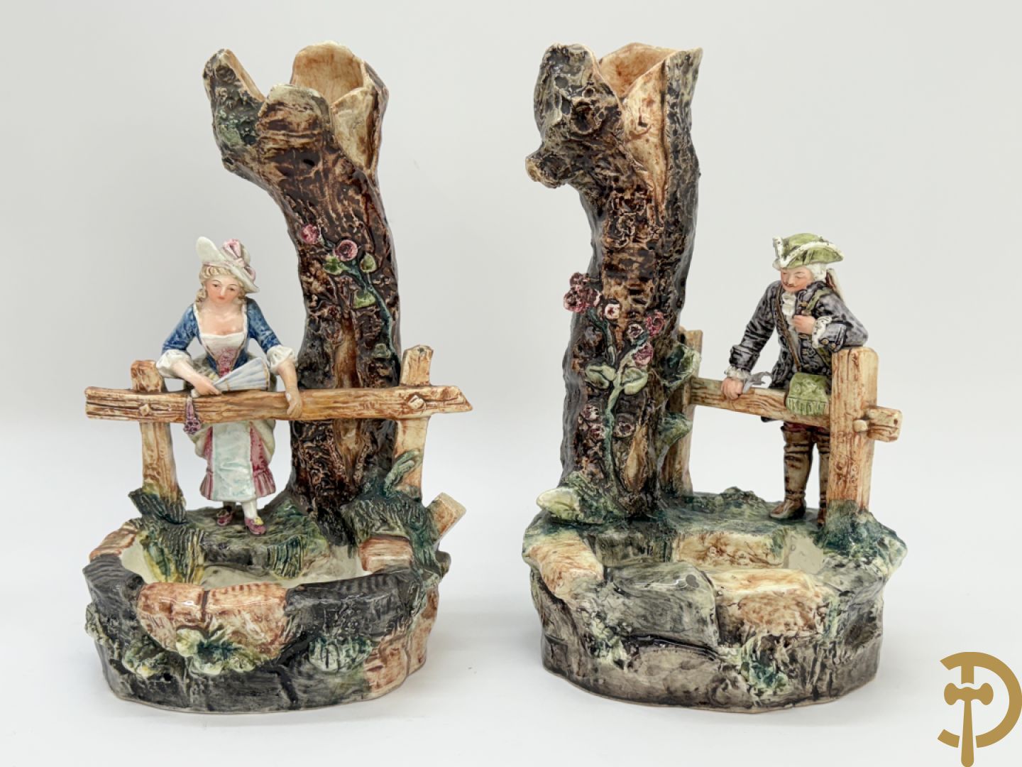 Twee Engelse meerkleurige keramieken sierstukken met personages + vier koppels Engelse biscuits + waterdrager in Royal Dux + 2 houtsculpturen