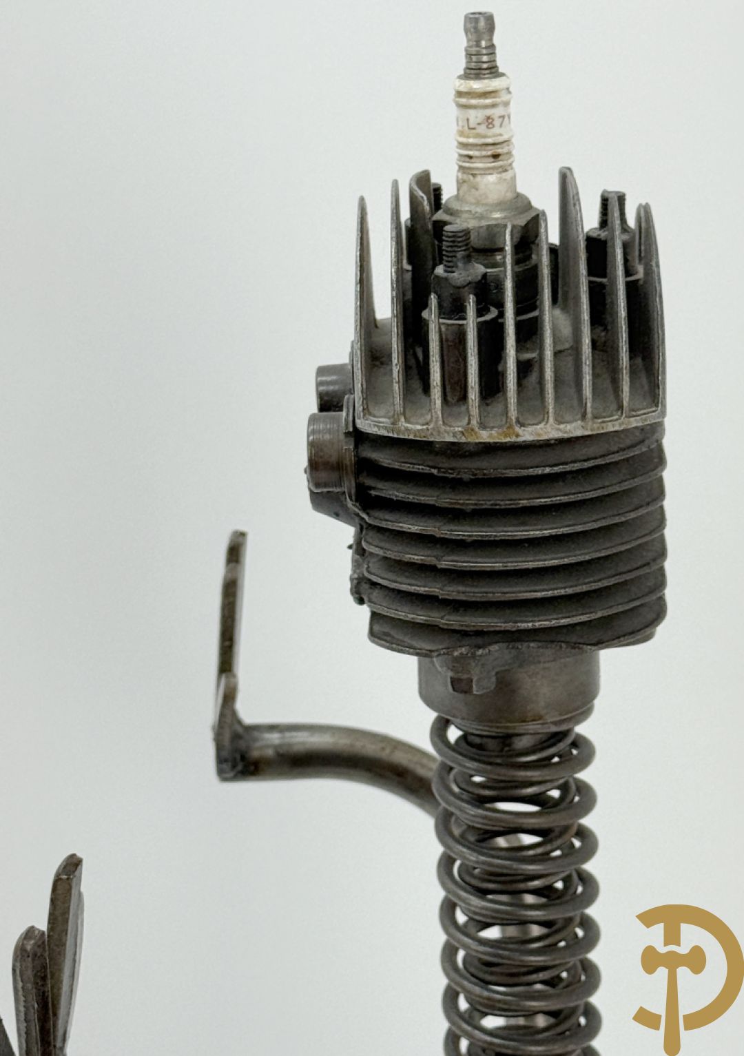 GIELS getekend - Kunstzinnige figuur in ijzerassemblage van motoronderdelen