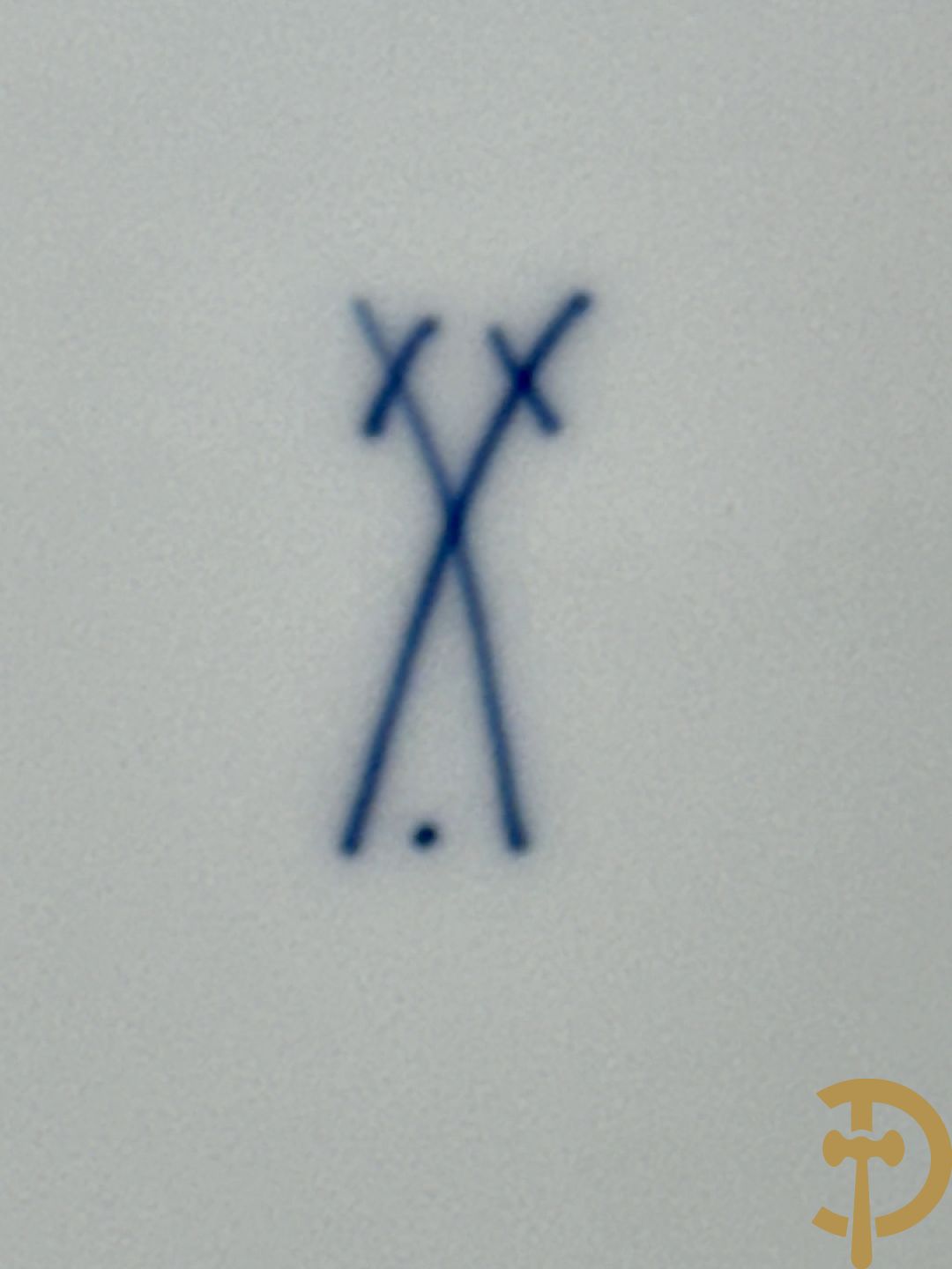 Wit porseleinen servies met vergulde rand en vergulde bloemenmotieven, Meissen, bestaande uit 8 platte borden (2 met schilfer aan rand), 7 diepe borden, 6 dessertborden, saladekom, sauskom en groentenschotel (1 handvat gelijmd)