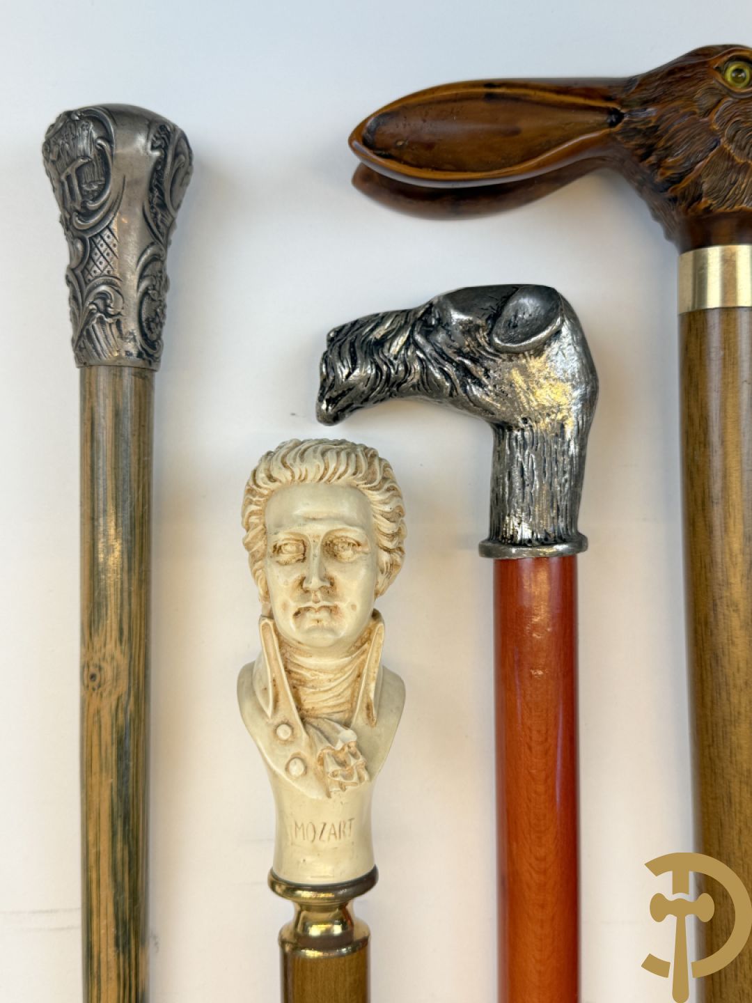 Verzameling wandelstokken met o.a. dierenhoofden en zilveren ornamenten