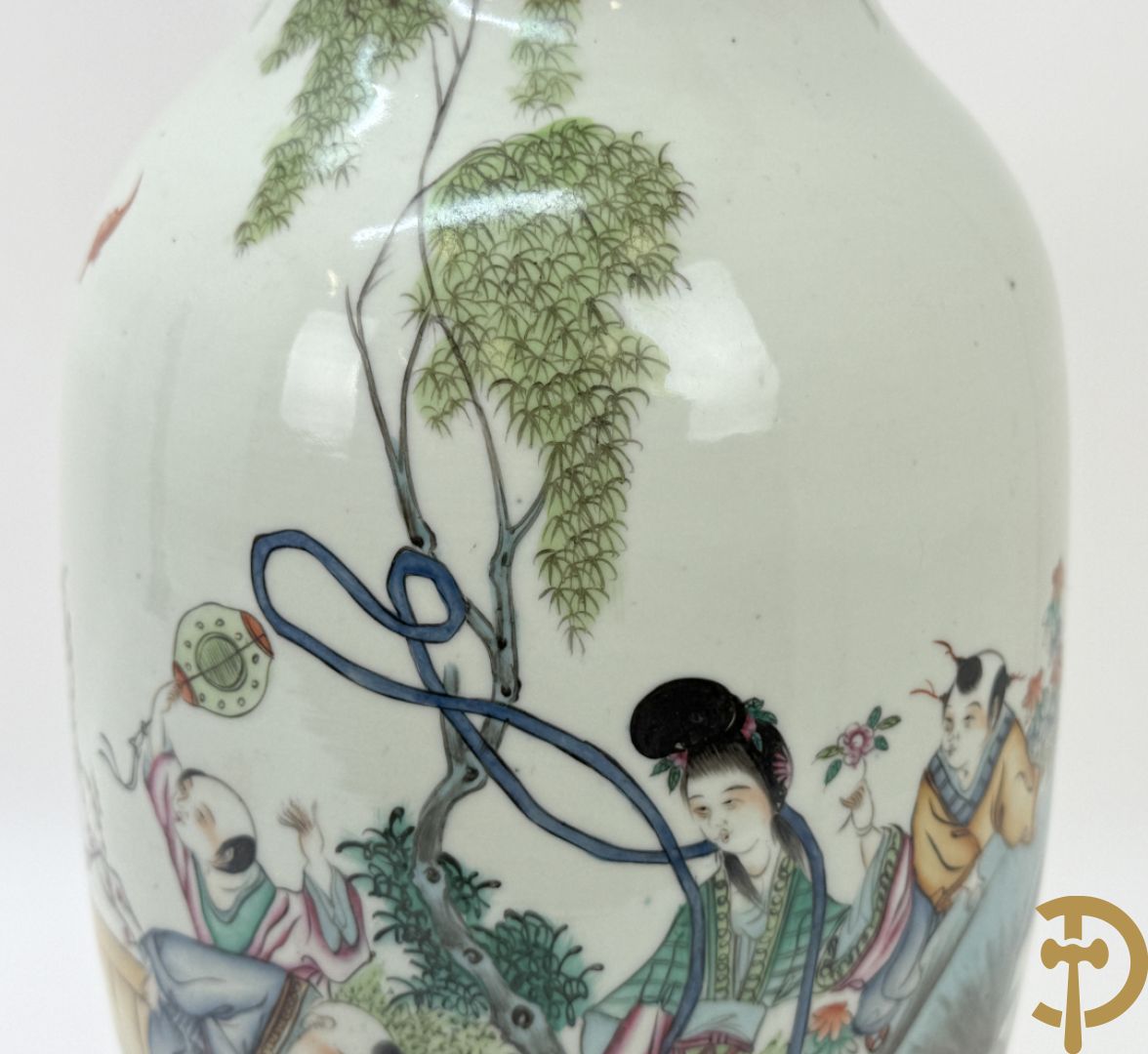 Chinese porseleinen vaas met decor van kinderen en geisha