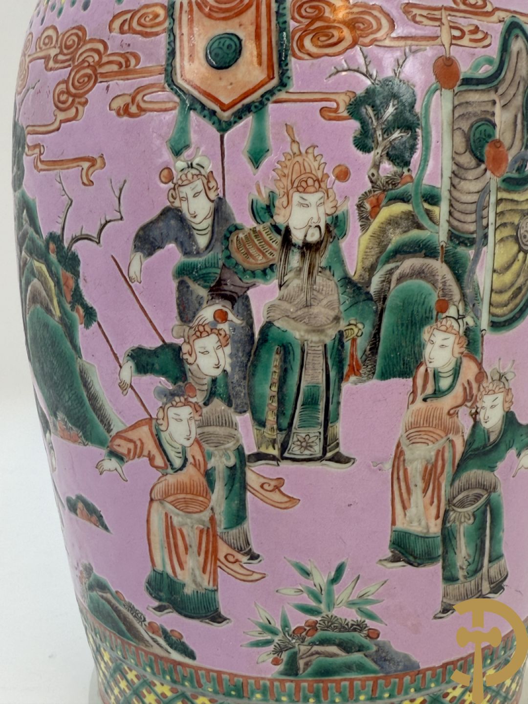 Chinese porseleinen meerkleurige vaas met decor van wijsgeren in landschap