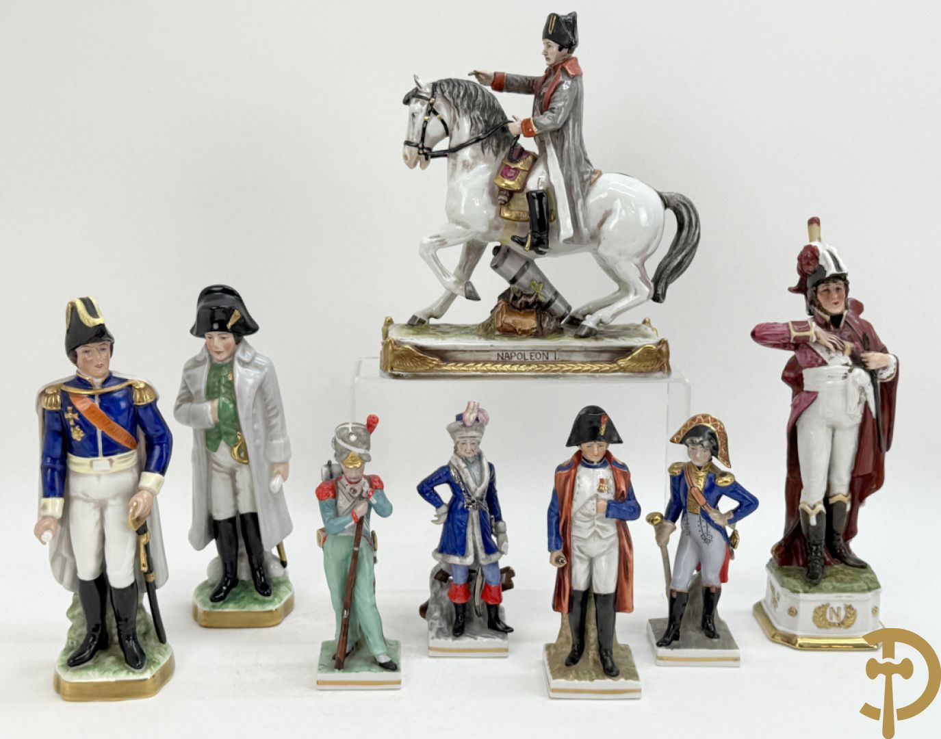 Porseleinen Napoleonistische figuren w.o. Napoleon te paard, 2 officieren, staande Napoleon en 4 kleine figuren