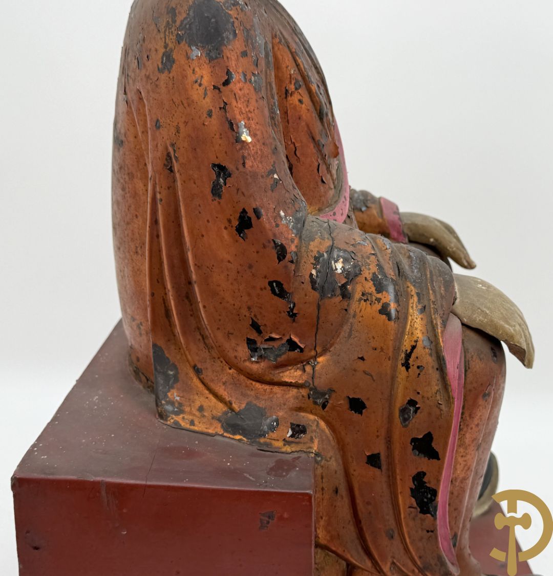 Houtgesculpteerd en gepolychromeerd zittend boedhistisch figuur