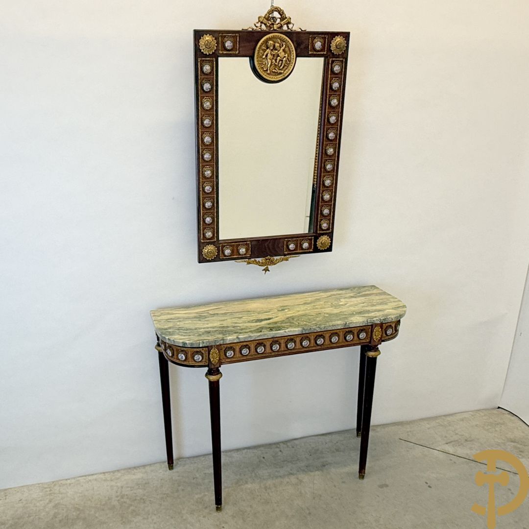 Notelaren console met porseleinen plakkettes met bloemen beschilderd en bronsbeslag + spiegel met porseleinen plakkettes