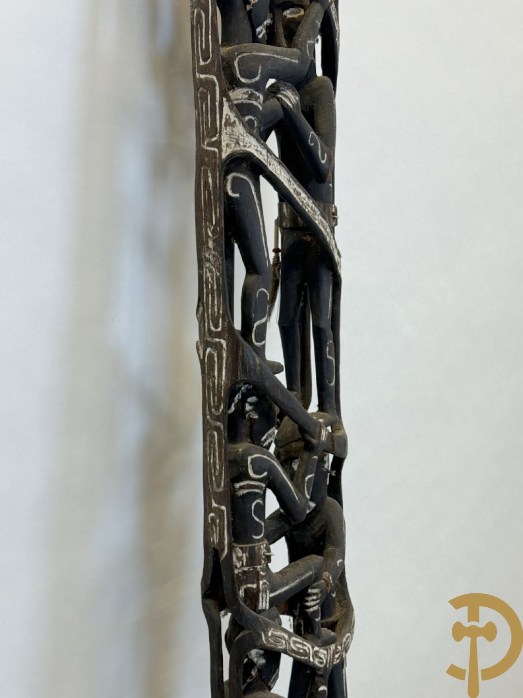 Nieuw Zeelandse totempaal met gesculpteerde houten figuren bewerkt met krijt