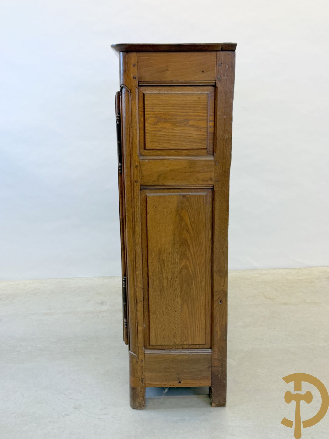 Massief eiken tweedeursdresse met gesculpteerde bloemen en afgestoken panelen in de deuren, Louis XV stijl, 19e