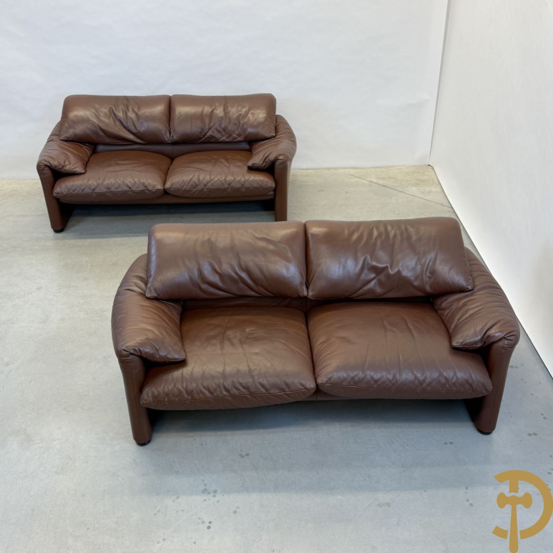 Paar bruin lederen canapé