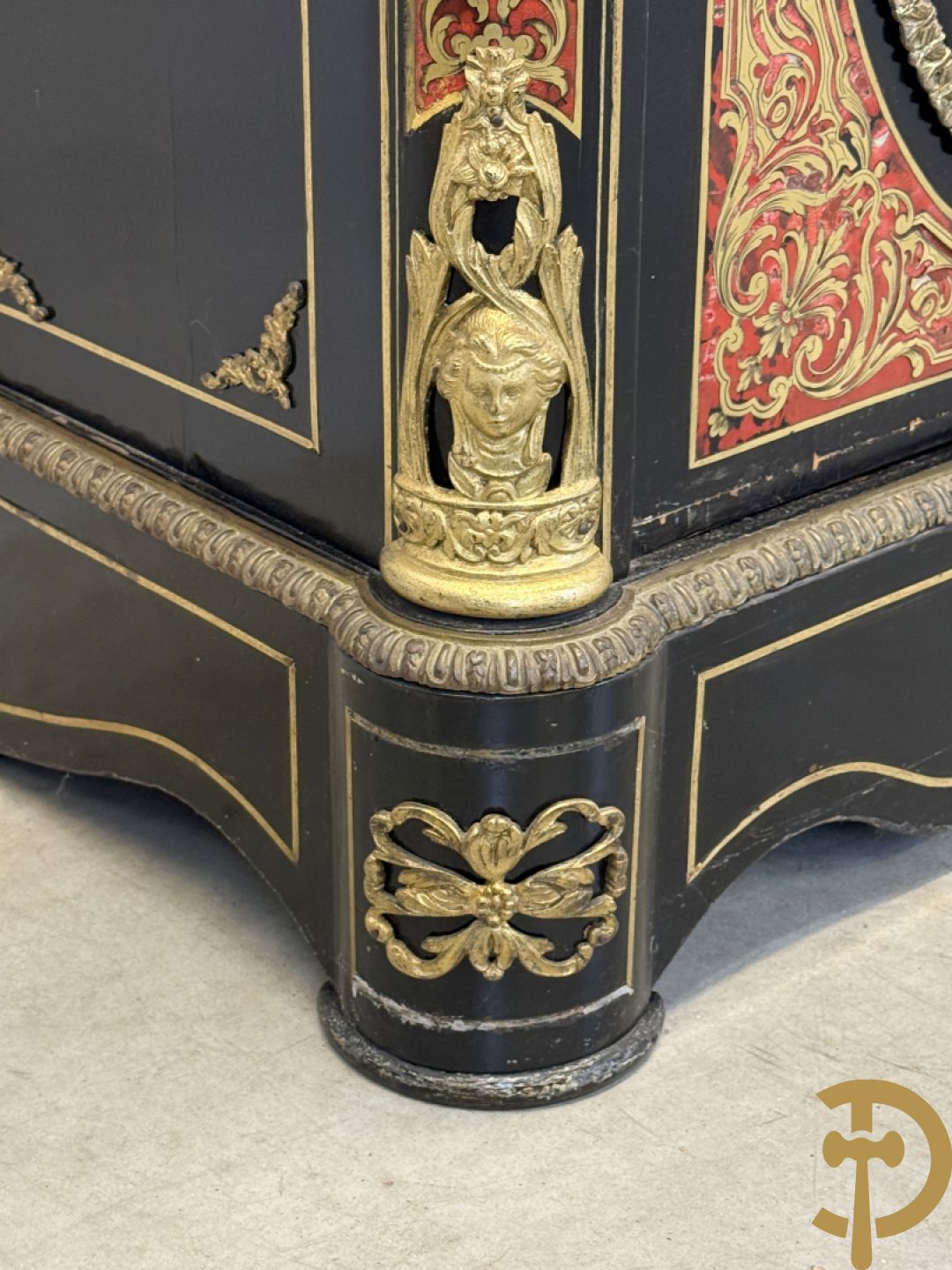 Napoleon III tweedeursdresse bezet met bronzen ornamenten van dameshoofden - paar ovale medaillons in de deuren, alles bezet met Boulle techniek - bovenaan met marmeren blad