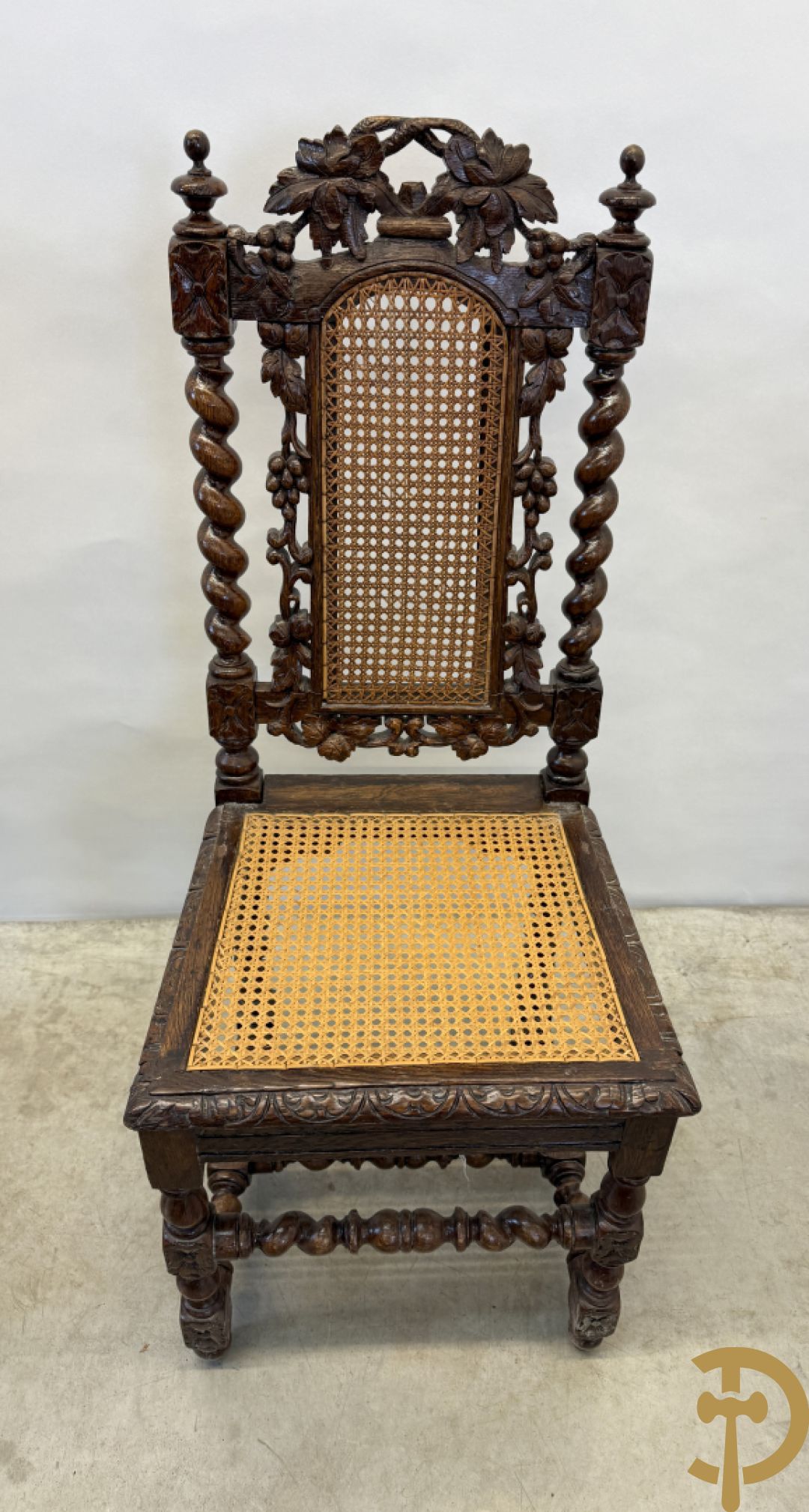 Eiken ovale jachttafel met 4 verschillende dieren + zes stoelen met canage op getorste poten (verschillende modellen)