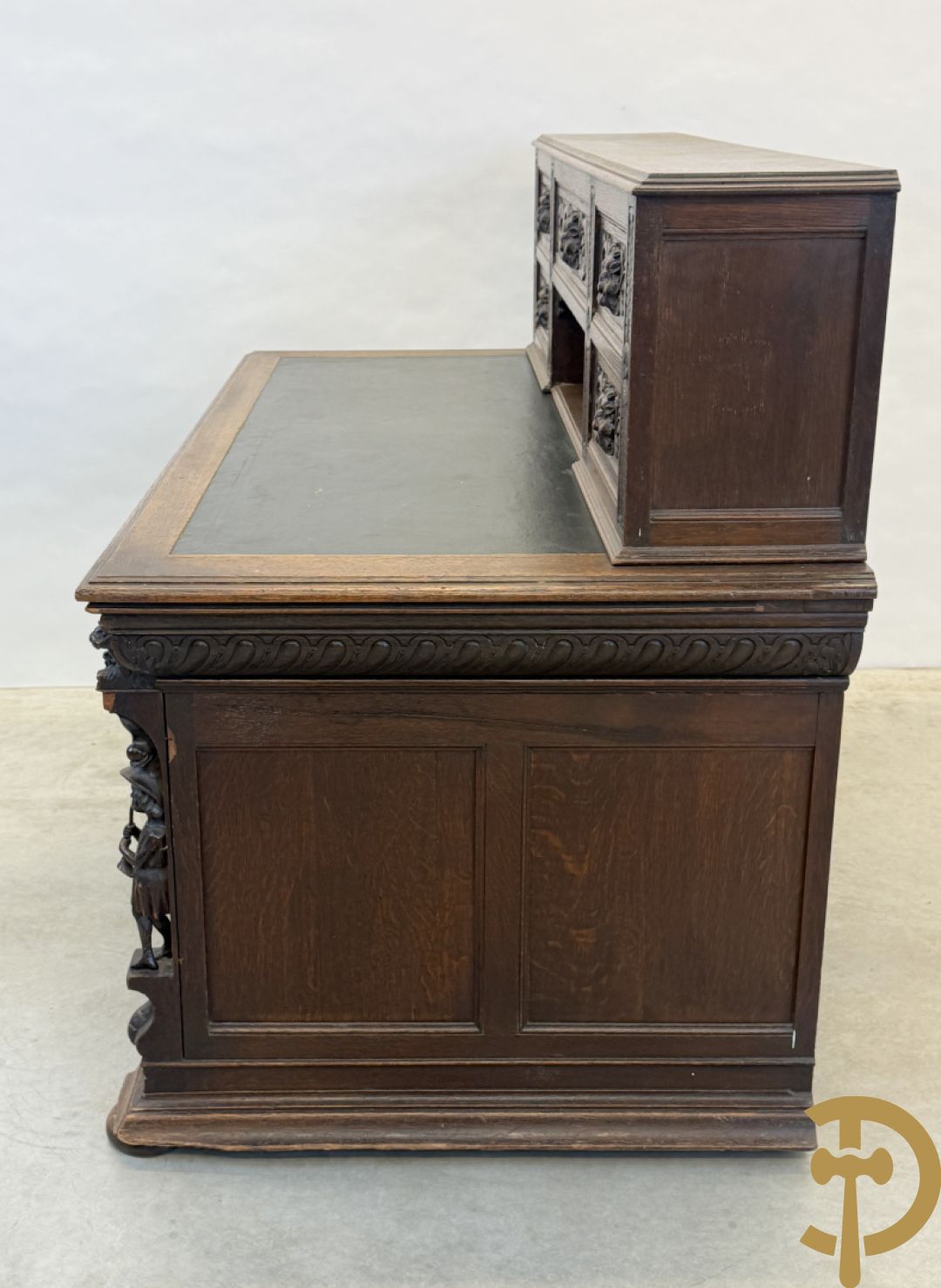 Mechels eiken bureau met opstand en Neo Renaissance invloeden