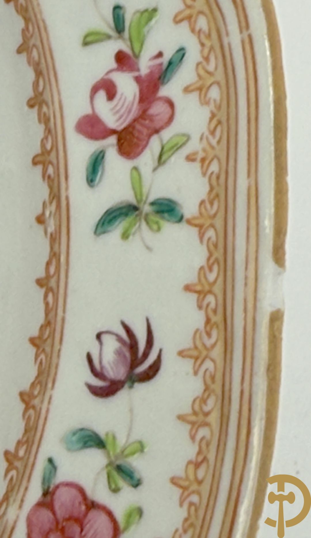 Negen Famille rose bordjes w.o. zes plat gekartelde, 1 diep gekartelde en 2 vlakke met bloementaferelen