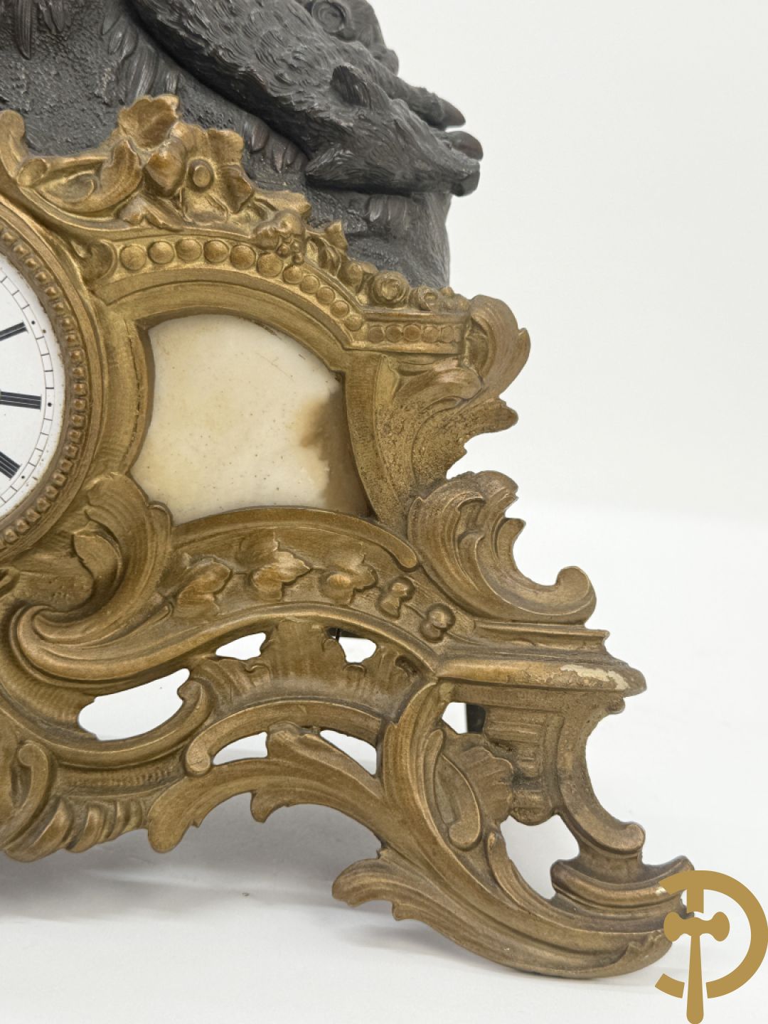 Zamak pendule met accanthusranken en bekroond met cupido met jachthoorn