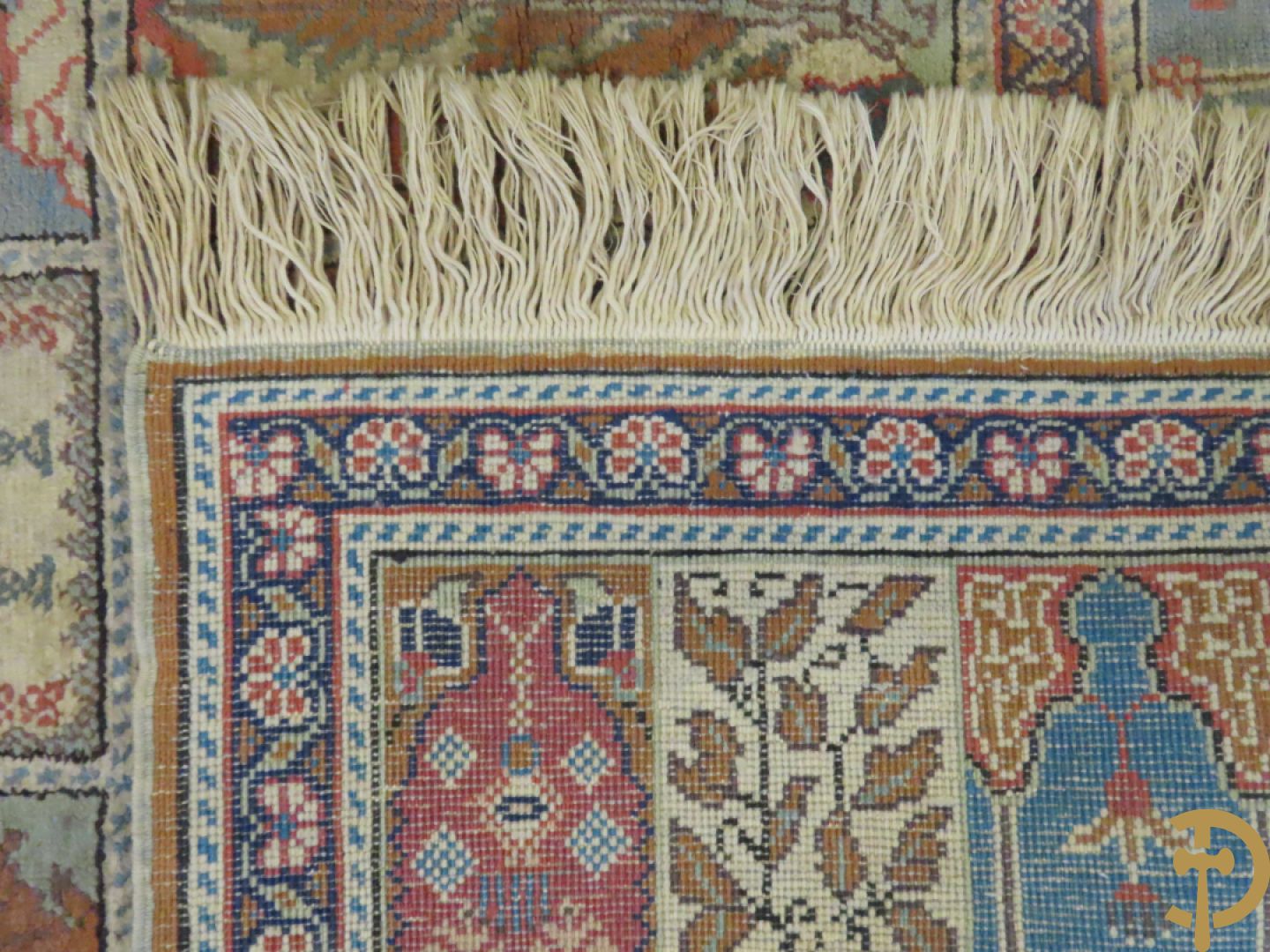 Oosters handgeknoopt tapijt met ruitvormige patronen met planten en dierenmotieven