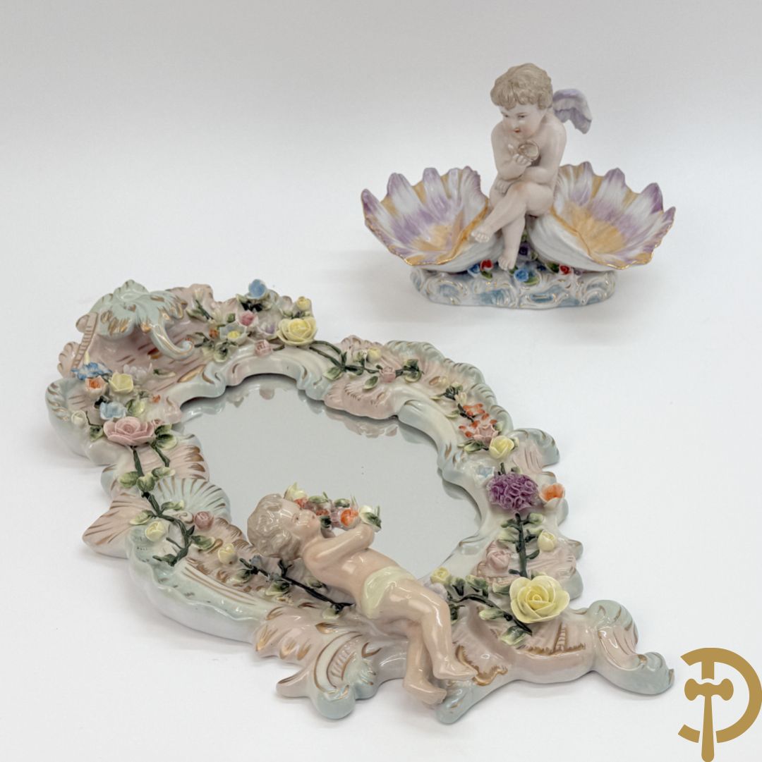 Porseleinen spiegel met cupido en bloemen bezet + porseleinen beeld met cupido en rocailles
