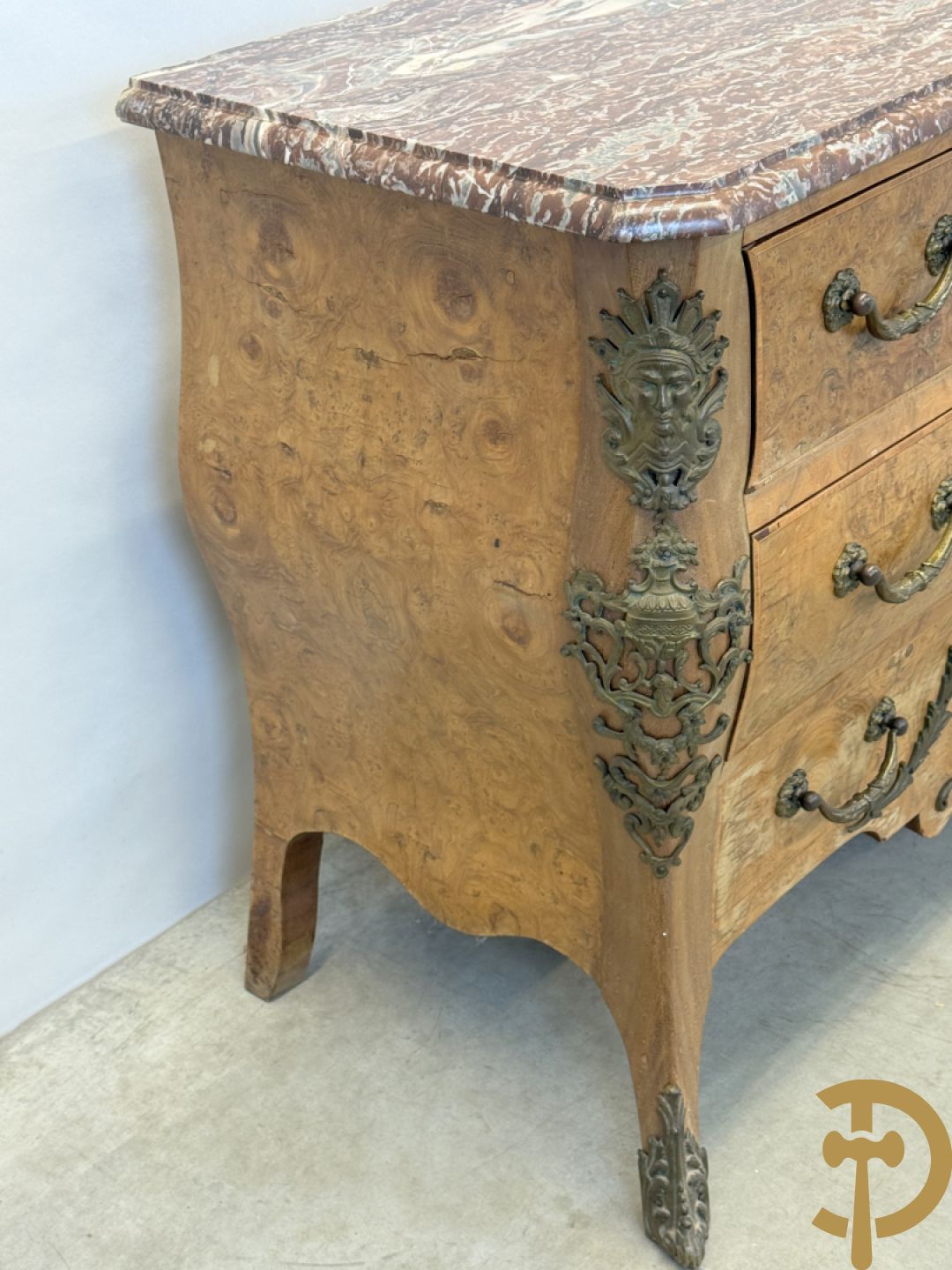 Wortelnotehouten drieladencommode met bronsbeslag van mazarinkoppen en accanthusranken, bovenaan met rood geaderd marmeren blad